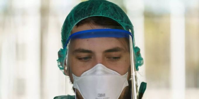 Ein Krankenhausmitarbeiter im spanischen Burgos Ein Krankenhausmitarbeiter im spanischen Burgos