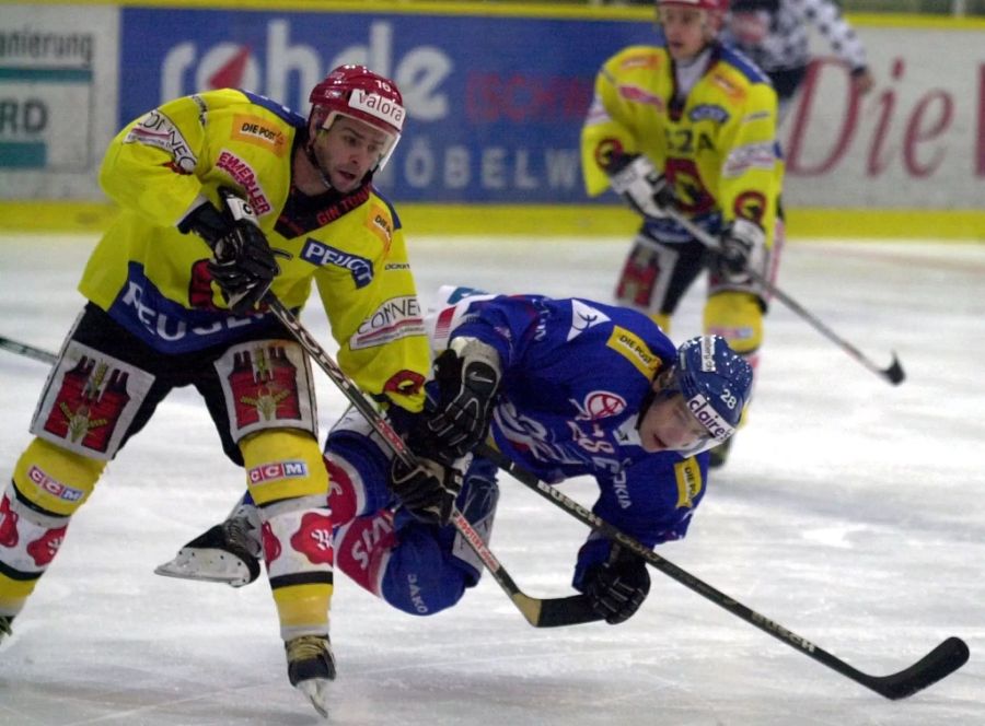 16: Sven Leuenberger (l.) im Zweikampf mit dem damals für Kloten spielenden Martin Plüss.