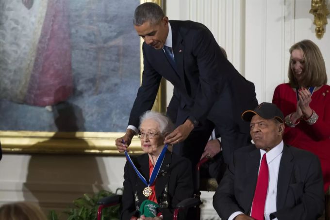 Der damalige Präsident Barack Obama überreicht Katherine Johnson die Freiheitsmedaille des Präsidenten im Jahr 2015. katherine johnson