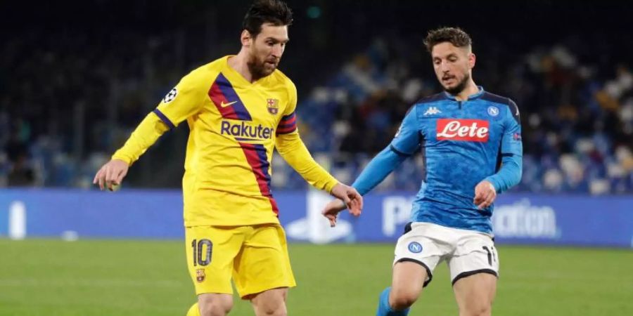 Lionel Messi (l) vom FC Barcelona kämpft mit Neapels Dries Mertens um den Ball. Foto: Andrew Medichini/AP/dpa