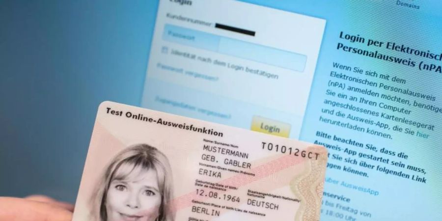 Für das Beantragen eines neuen Personalausweises müssen Bürger in der Regel immer noch aufs Amt. Foto: Ole Spata/dpa-tmn