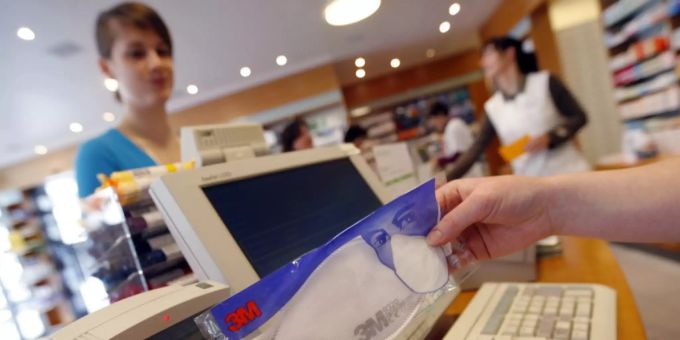 Wegen des grassierenden Coronavirus kaufen die Menschen in Scharen Atemschutzmasken. Atemschutzmaske coronavirus
