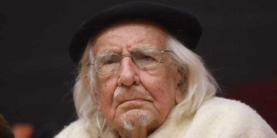 Ernesto Cardenal 2017 bei der Verleihung der Ehrendoktorwürde in Wuppertal. Jetzt ist der Theologe gestorben. Foto: Henning Kaiser/dpa