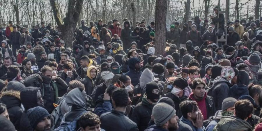 Am türkisch-griechischen Grenzübergang in Pazarkule sind tausende weitere Flüchtlinge mit dem Ziel EU eingetroffen. Foto: Ahmed Deeb/dpa