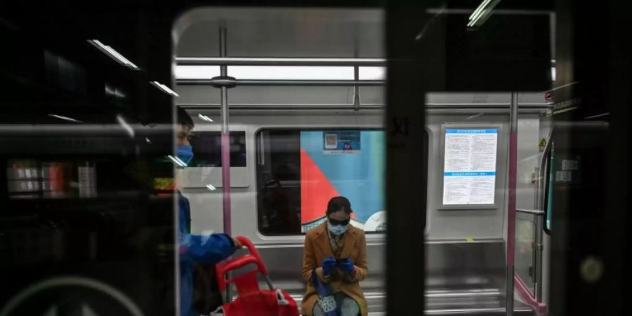 Eine Frau in der U-Bahn in Wuhan