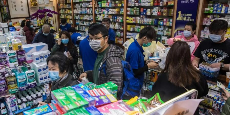 Menschen mit Atemschutzmasken in Hongkong