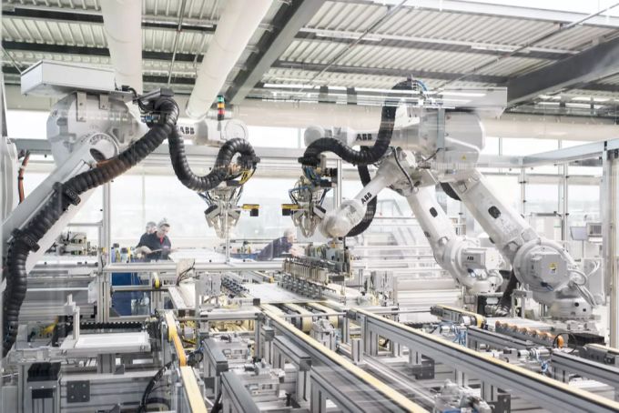 Wenn Roboterarme greifen, können empfindliche Bauteile beschädigt werden. Dieses Problem liesse sich mit Ultraschall-Greifern vermeiden. (Archivbild) Roboterarme