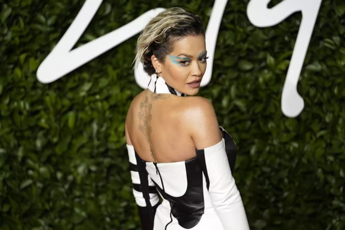 Sängerin Rita Ora musste sich die Mandeln entfernen lassen. rita ora