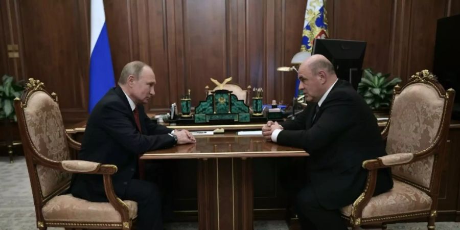 Putin mit dem Chef der Steuerbehörde, Mischustin (rechts)