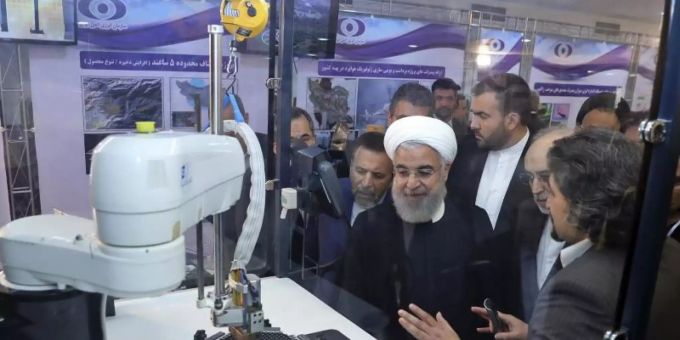 Der iranische Präsident Hassan Ruhani (M.) lässt sich neue Entwicklungen in der Atomenergie im Rahmen des «Nationalen Atomtags» erklären. Foto: Uncredited/Iranian Presidency Office/AP/dpa Der iranische Präsident Hassan Ruhani (M.) lässt sich neue Entwicklungen in der Atomenergie im Rahmen des «Nationalen Atomtags» erklären. Foto: Uncredited/Iranian Presidency Office/AP/dpa
