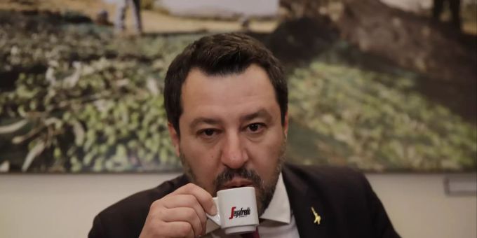 Der Lega-Chef trinkt vor der Pressekonferenz heute Donnerstag einen Kaffee. Italy Politics Salvini