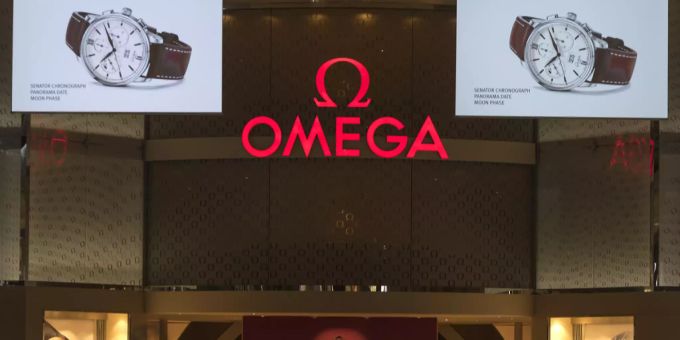 Ein Stand der Uhrenmarke Omega an der Messe Baselworld im Jahr 2018. swatch group