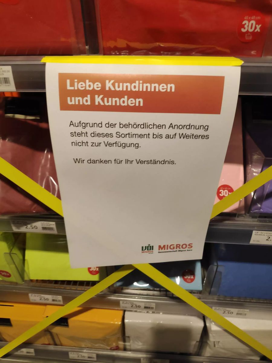 Mit Hinweis-Zetteln erklärt der Detailhändler, warum Herr und Frau Schweizer eine Servietten mehr verkauft werden.