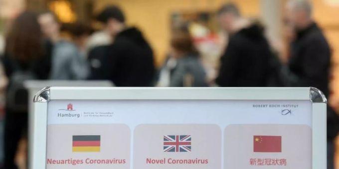 Am Hamburger Flughafen klärt ein Aufsteller über Verhaltensweisen in Bezug auf das Coronavirus hingewiesen. Viele Fluggesellschaften streichen ihre Flüge - vor allem nach Italien. Foto: Bodo Marks/dpa Am Hamburger Flughafen klärt ein Aufsteller über Verhaltensweisen in Bezug auf das Coronavirus hingewiesen. Viele Fluggesellschaften streichen ihre Flüge - vor allem nach Italien. Foto: Bodo Marks/dpa