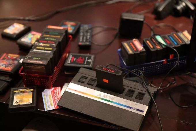 Aus der Zeit, als das Geschäft für Atari boomte: Atari 2600 Spielkonsole aus den frühen achtziger Jahren. Atari Hotels Konsole