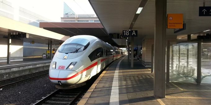 Die deutsche Bahn lehnt 25 neue Züge des Herstellers Bombardier ab. (Symbolbild) deutsche bahn