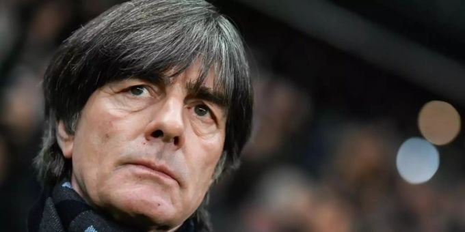 Geht bei der Debatte um einen Gehaltsverzict mit gutem Beispiel voran: Bundestrainer Joachim Löw. Foto: Tom Weller/dpa Geht bei der Debatte um einen Gehaltsverzict mit gutem Beispiel voran: Bundestrainer Joachim Löw. Foto: Tom Weller/dpa