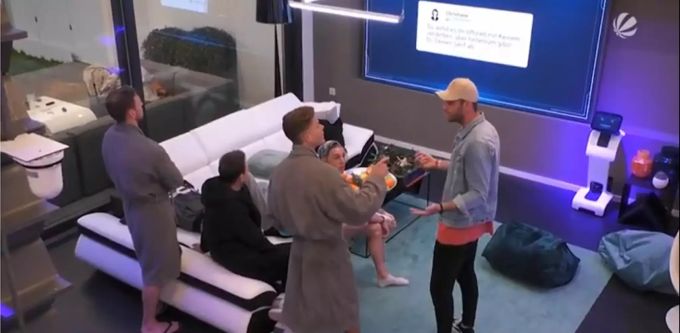 Serkan Yavuz und die «Big Brother»-Bewohner diskutieren. «Big Brother»