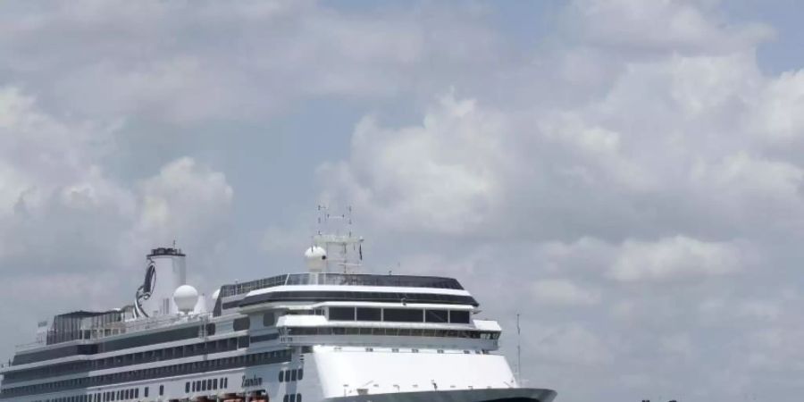 Das Kreuzfahrtschiff «Zaandam» steht vor der Küste von Panama. Foto: Arnulfo Franco/AP/dpa