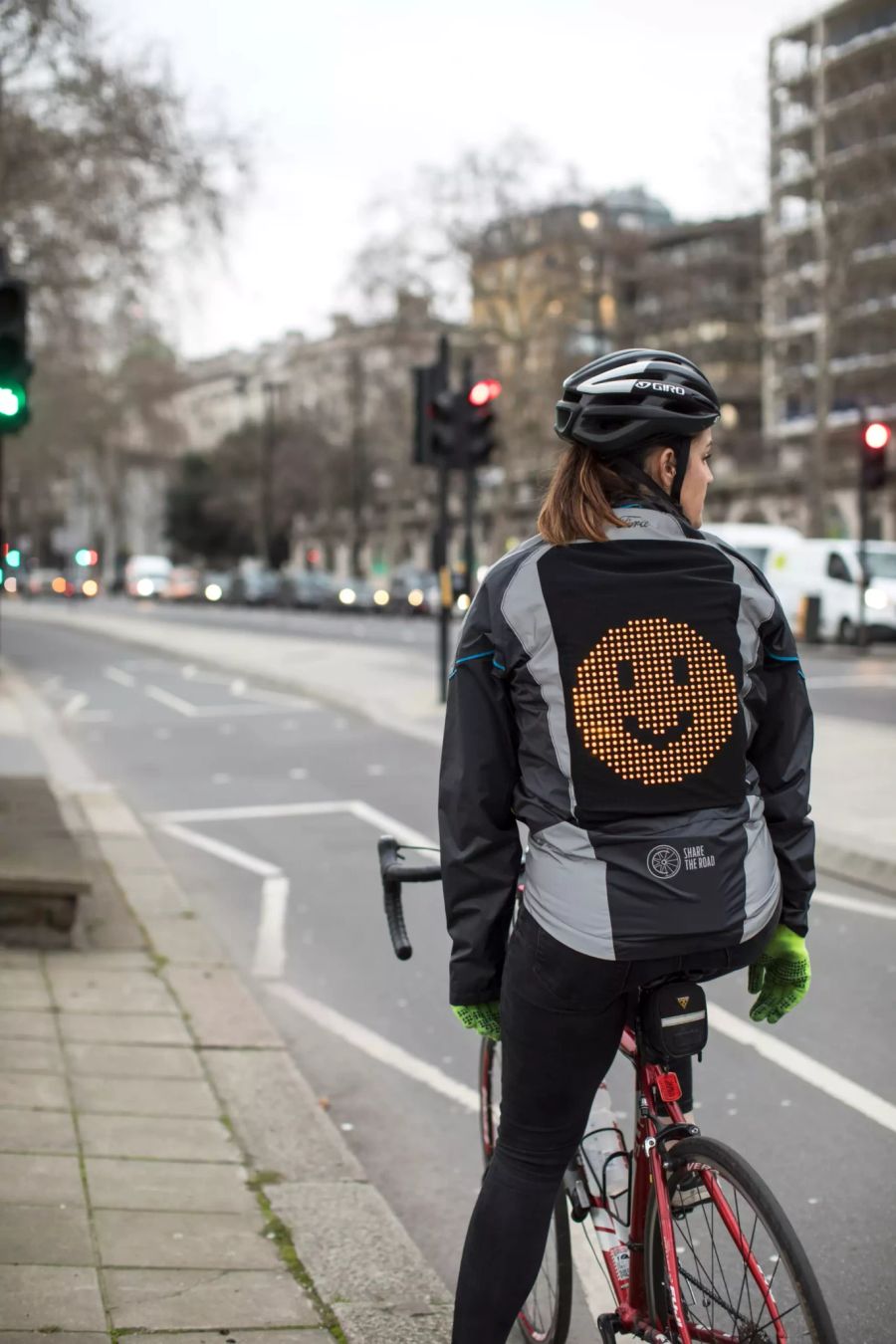 Die Jacke, bestehend aus LED-Panels kann verschiedene Emojis abbilden.