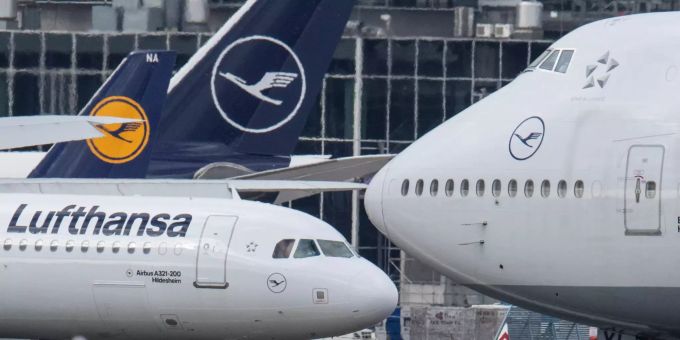 Eine Boeing 747 der Lufthansa (r) rollt an einem Airbus A-321 vorbei zum Start. Lufthansa Coronavirus