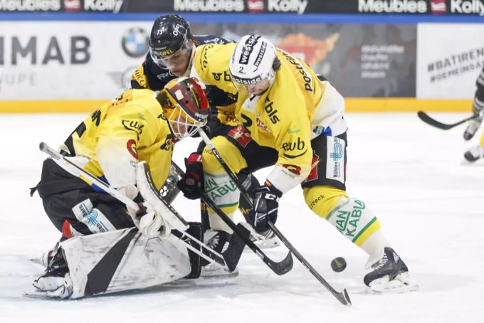 Tomi Karhunen im Tor des SCB wird gegen Fribourg-Stürmer Sandro Schmid von Verteidiger Beat Gerber unterstützt. scb