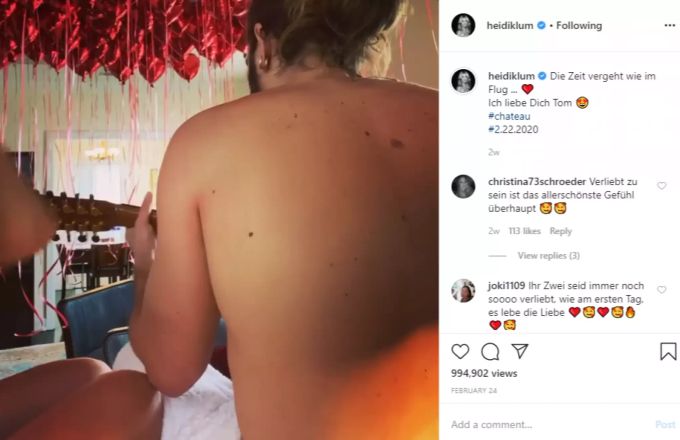 Tom Kaulitz, der Gatte von Heidi Klum, spielt nackt Gitarre. Heidi Klum
