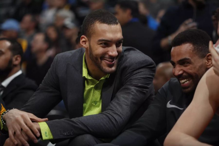 Rudy Gobert (l.) und der Schweizer Thabo Sefolosha amüsieren sich auf der Bank.