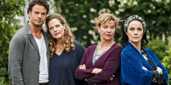 Die Mütter Heidi (Margarita Broich, 2.v.l.) und Luise (Sabine von Maydell, r.) sorgen für Spannungen vor der Hochzeit von „Toni“ (Diana Amft) und Rufus (Stephan Luca, l). Foto: Martin Rottenkolber/ARD Degeto/dpa Die Mütter Heidi (Margarita Broich, 2.v.l.) und Luise (Sabine von Maydell, r.) sorgen für Spannungen vor der Hochzeit von „Toni“ (Diana Amft) und Rufus (Stephan Luca, l). Foto: Martin Rottenkolber/ARD Degeto/dpa