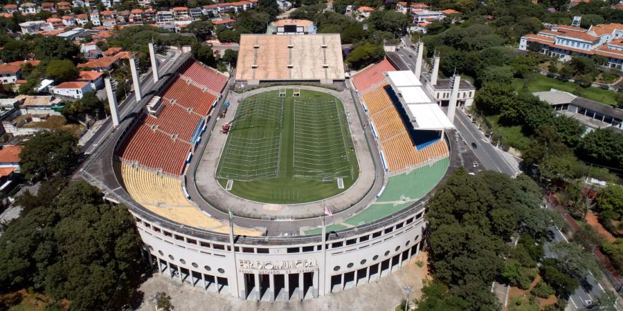 Arbeiter richten auf dem Spielfeld des Pacaembu-Stadions in Sao Paulo ein Freiluftkrankenhaus mit mehr als 200 Betten ein.