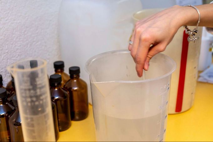 Mit verschiedenen Substanzen wird das Desinfektionsmittel angerührt