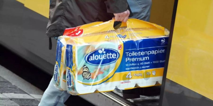 Hygieneartikel wie Toilettenpapier sind derzeit äusserst stark nachgefragt. Von einem Engpass kann laut Experten aber nicht die Rede sein. Foto: Uli Deck/dpa