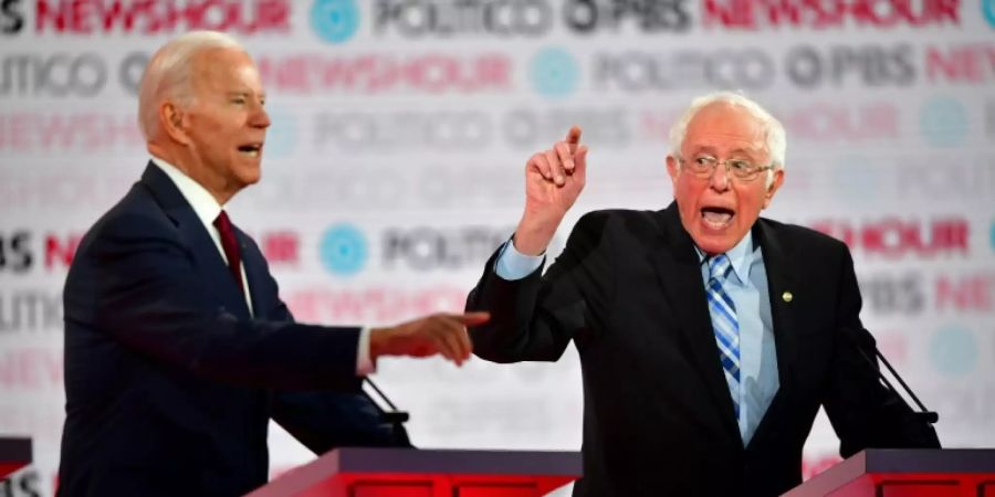 Biden (l.) und Sanders bei TV-Debatte im Dezember