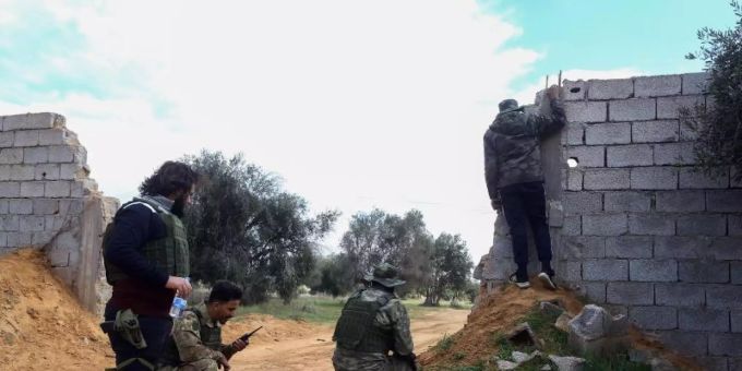 Die von den Vereinten Nationen unterstützten Regierungstruppen kämpfen, hier nahe Tripolis, gegen den aufständischen General Haftar. Foto: Hamza Turkia/XinHua/dpa Die von den Vereinten Nationen unterstützten Regierungstruppen kämpfen, hier nahe Tripolis, gegen den aufständischen General Haftar. Foto: Hamza Turkia/XinHua/dpa