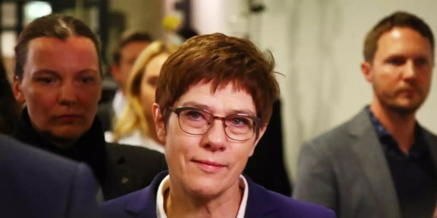 Annegret Kramp-Karrenbauer auf dem Weg zu einer gemeinsamen Sitzung der Thüringer CDU-Landtagsfraktion und des Landesvorstandes. Foto: Bodo Schackow/dpa-Zentralbild/dpa