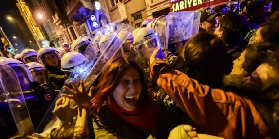 Polizisten drängen Demonstrantinnen zurück