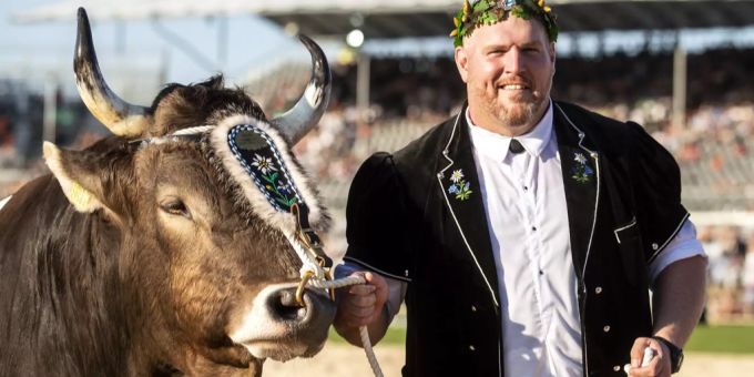Siegermuni Kolin mit Schwingfest-Sieger Stucki. kolin