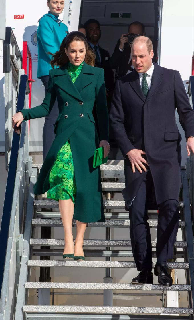 Prinz William und seine Frau Kate auf Staatsbesuch in Irland. Die Herzogin trägt an diesem Tag sündhaft teure Ohrringe. Der Rest des Outfits ist in irischem grün gehalten. Prinz William Kate