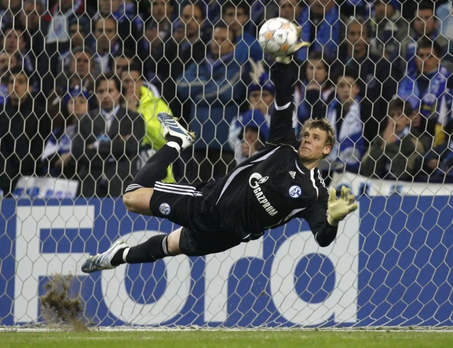 Manuel Neuer startet seine Profi-Karriere 2005 beim FC Schalke 04.