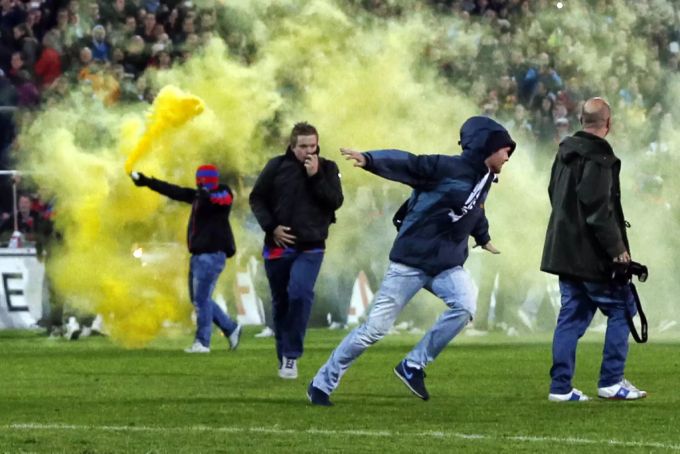 Im Mai 2018 kam es zu einer Massenschlägerei. Einige der Hooligans müssen nun ins Gefängnis. (Symbolbild) Gefängnis Hooligans