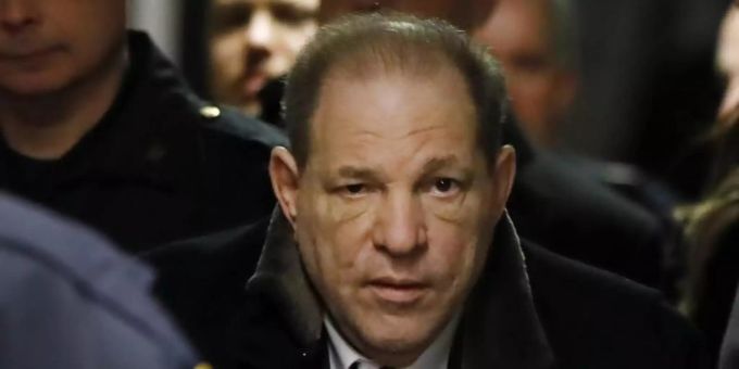 Ex-Filmproduzent Harvey Weinstein bestreitet, zwei Frauen sexuell misshandelt zu haben. Foto: Richard Drew/AP/dpa harvey weinstein