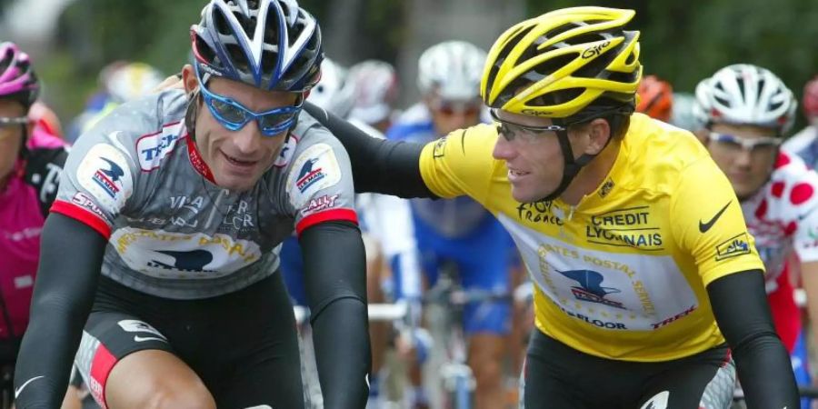 Früher Teamkollegen, heute Geschäftspartner: Lance Armstrong (r) und George Hincapie. Foto: Gero Breloer/dpa