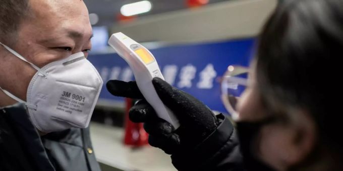 Temperaturmessen in Peking. Die UNO-Luftfahrtorganisation schlägt vor, Messungen vor und nach einem Flug vorzunehmen. Coronavirus