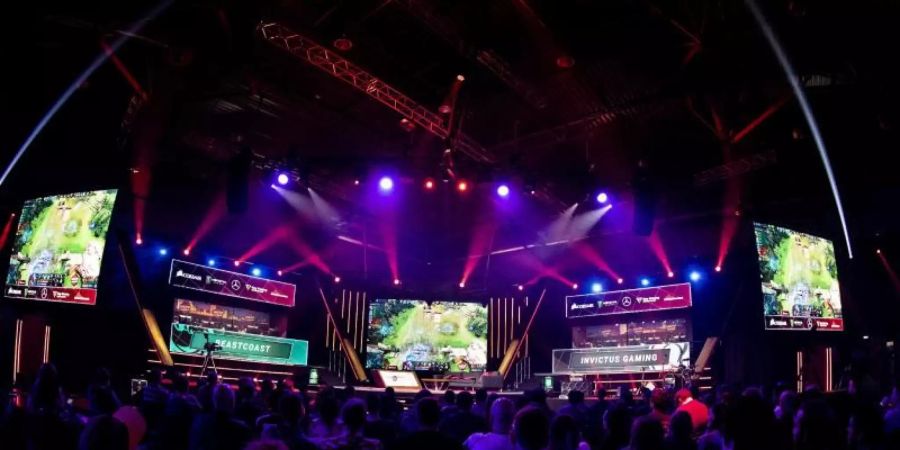 Über drei Tage hinweg spielen E-Sportler beim Dreamleague Major in Leipzig um ein Gesamt-Preisgeld von einer Million US-Dollar. Foto: Alexander Prautzsch/dpa