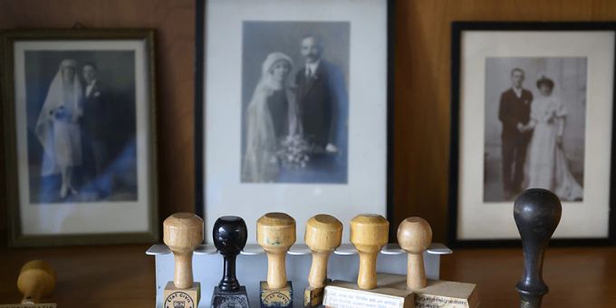 Verheiratete Paare sollen künftig wieder einen Doppelnamen tragen können. Doch die Kinder sollen laut dem Nationalrat nicht in die Reform des Namensrechts eingebunden werden. (Themenbild) Verheiratete Paare sollen künftig wieder einen Doppelnamen tragen können. Doch die Kinder sollen laut dem Nationalrat nicht in die Reform des Namensrechts eingebunden werden. (Themenbild)
