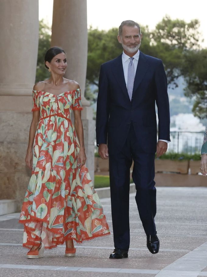 Königin Letizia setzt ihren braunen Teint gekonnt in Szene. Neben ihr, Ehemann König Felipe. königin letizia
