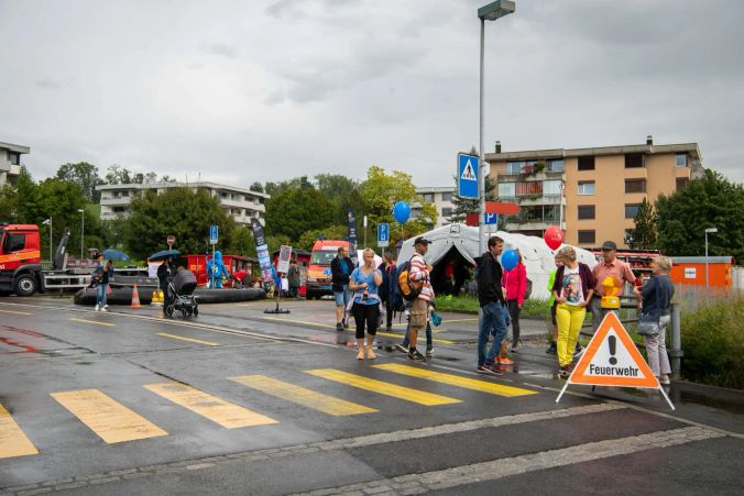Trotz durchzogenem Wetter finden viele Besucher ihren Weg zum Feuerwehrdepot.