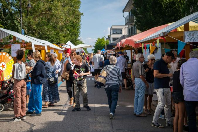 Die Besucher und Marktfahrer genossen das schöne Wetter.