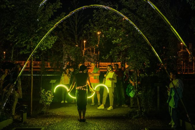 Ein Rundgang durch den aufwendig beleuchteten Technorama Park lohnt sich an diesem Abend