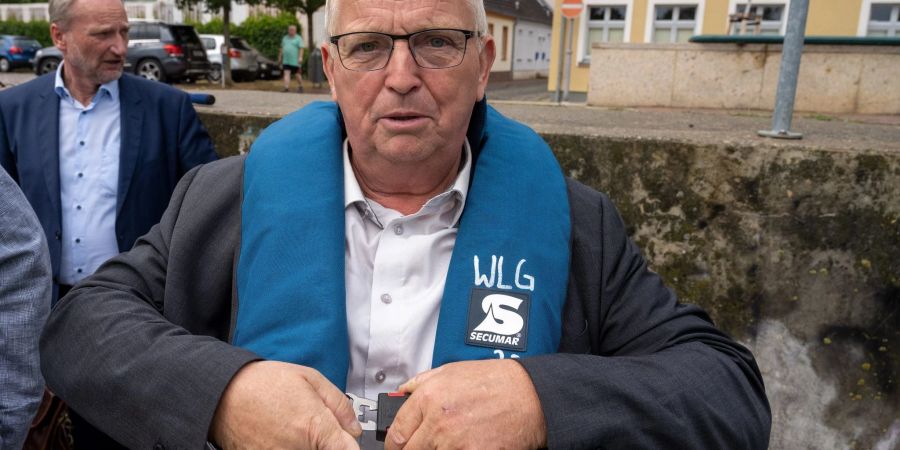 Till Backhaus (SPD), Landesumweltminister von Mecklenburg-Vorpommern, steht mit einer Rettungsweste im Hafen von Ueckermünde am Stettiner Haff.